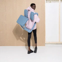 Variable™ Balans® Monochrome Series -Desk Elegant Shop woman with variable balans on back 800 36177.1571853329